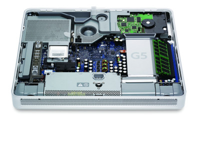 　アップルコンピュータは、あらたなデスクトップPCのラインナップ「iMac G5」を発表した。厚さ約5センチの液晶ディスプレイに本体も詰め込み省スペース化を実現しているのが特徴だ。