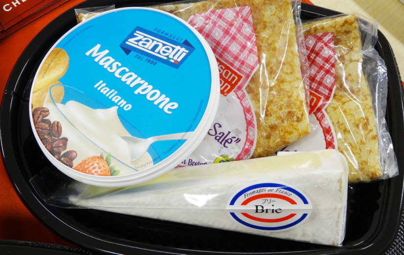 ＜ジャコビア＞チーズをザラメをまぶしたクレープに包んで食べる、ペイザンプレトンクレープ　ザラメ・キャラメル（1,479円）※ShinQs限定