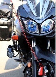 自転車だけでなくバイクへの装着も可能。こちらも事故やバイクの破損防止のためにリマインダーケーブルの利用は必須（画像はプレスリリースより）