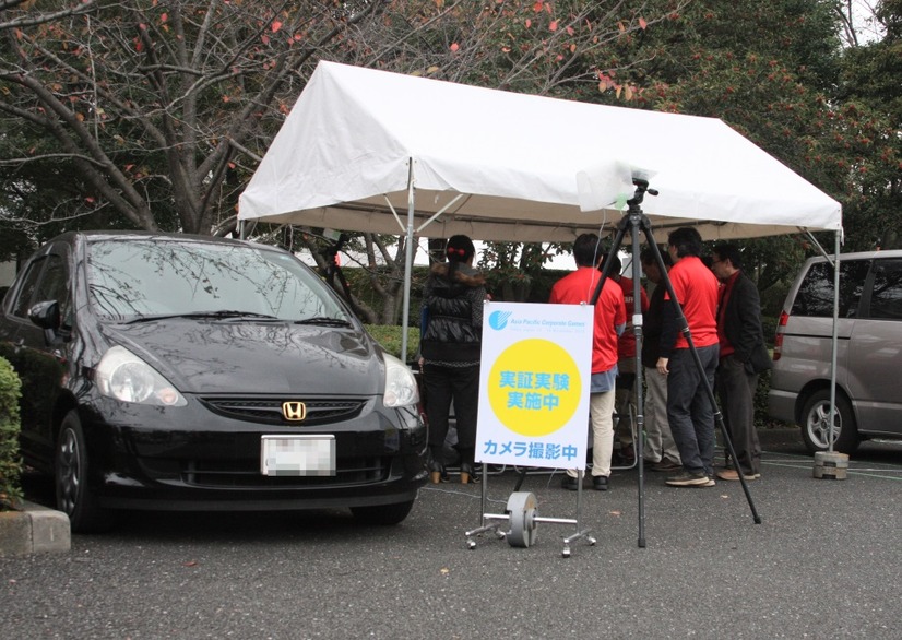 車いす参加者の早期検知の実証実験が行われた駐車場内に設置されたテント。テント手前のカメラで来場する車のナンバーを撮影していた（撮影：防犯システム取材班）