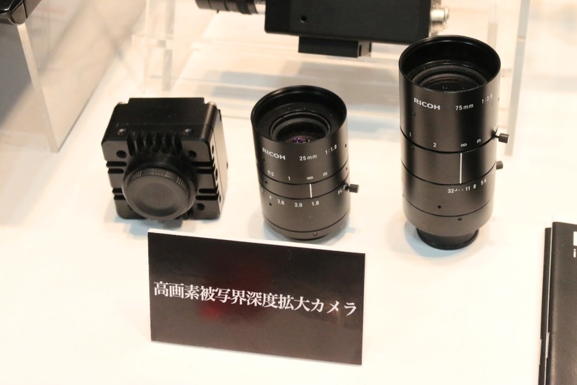 新製品で500万画素に対応したカメラ「EV-L500C1」と専用レンズ群。レンズは、25mm、50mm、75mmの焦点距離のものがラインナップされている（撮影：防犯システム取材班）