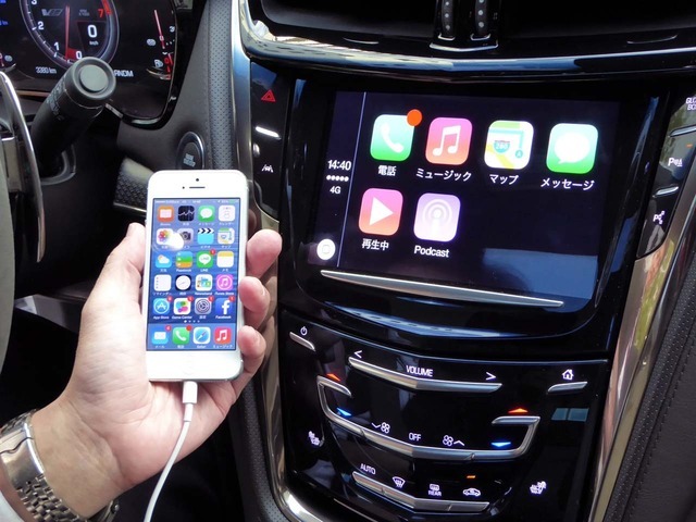 キャデラックCTS-Vにインストールされた「CarPlay」のデモ