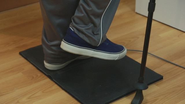 足踏みマットは椅子に座った状態や車いすに乗った状態でも使用できる（画像はプレスリリースより）