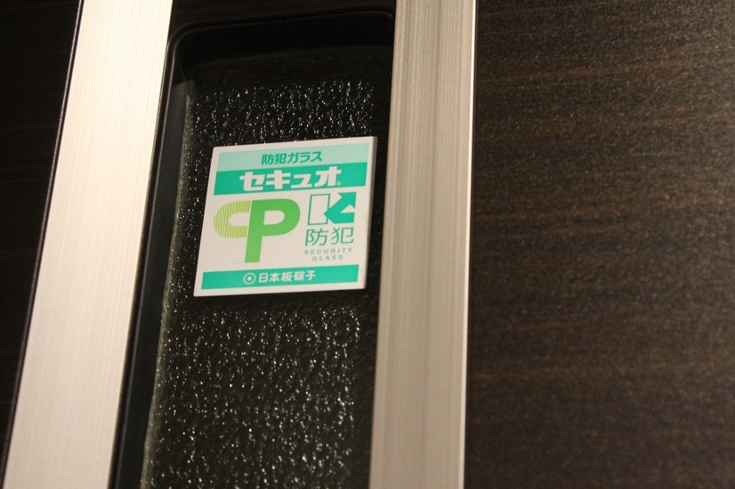 玄関扉に採光用に付けられているはめごろしのガラス部分も防犯合わせガラスが採用されている。目立たない部分だが防犯には欠かせない配慮（撮影：防犯システム取材班）