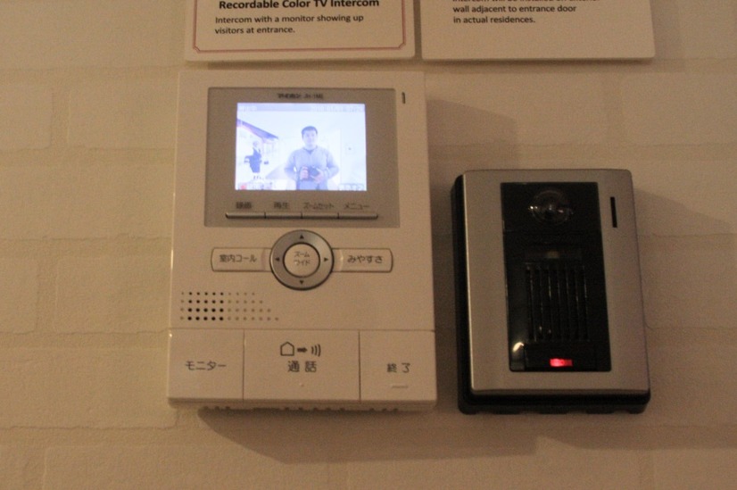 インターホンはカメラ付きかつ録画機能付き。展示用なので、親機と子機が並んでいるが、実際には子機が外側に設置される（撮影：防犯システム取材班）