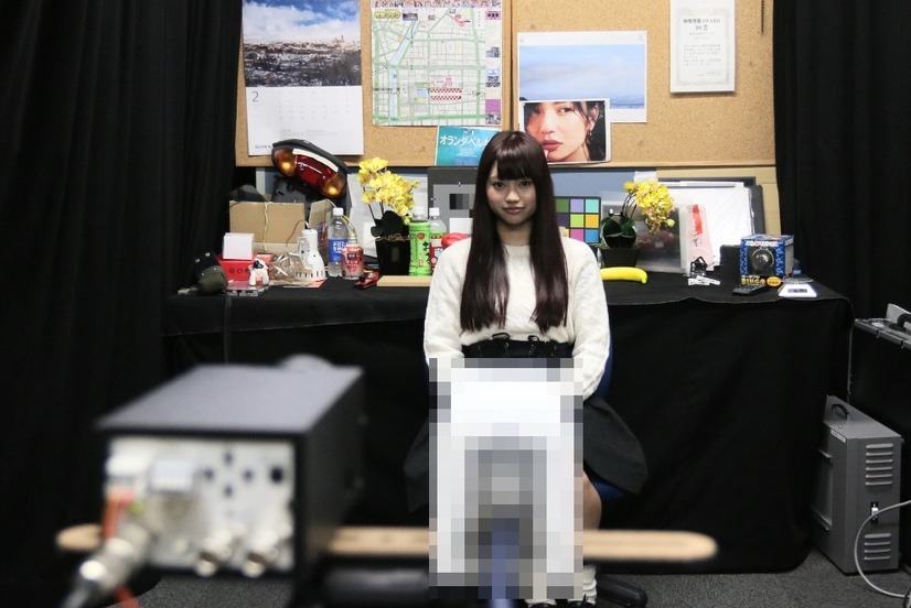 検証を行った撮影環境。モデルのバストアップを撮影する画角にして、約460lx、約6.5lx、約0.03lxの3段階の照度で撮影したり、低照度環境下での「SSC-9600」の映像を様々な条件で検証した（撮影：防犯システム取材班）