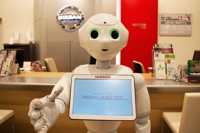 日産が導入した人型ロボット Pepper