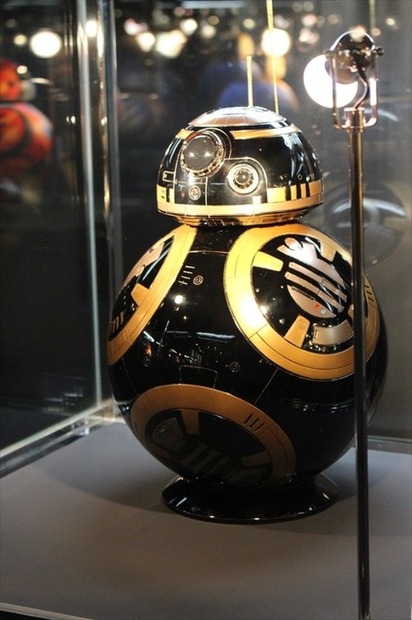 「スター・ウォーズの世界」　等身大BB-8も、個性あふれるプロジェクトが並ぶ展覧会