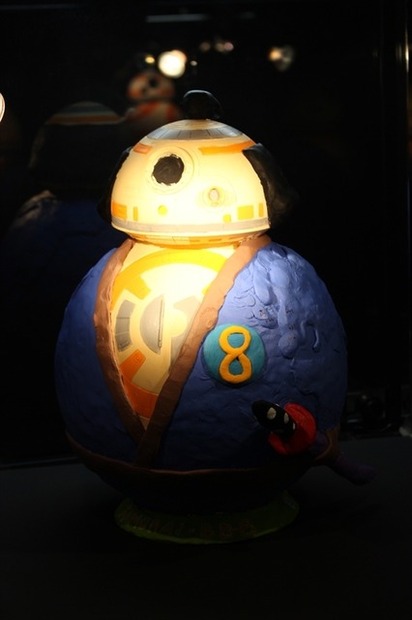 「スター・ウォーズの世界」　等身大BB-8も、個性あふれるプロジェクトが並ぶ展覧会