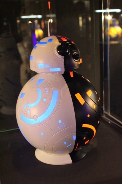 「スター・ウォーズの世界」　等身大BB-8も、個性あふれるプロジェクトが並ぶ展覧会