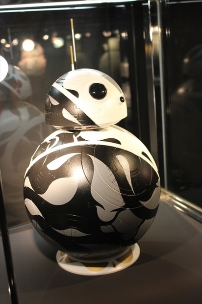 「スター・ウォーズの世界」　等身大BB-8も、個性あふれるプロジェクトが並ぶ展覧会