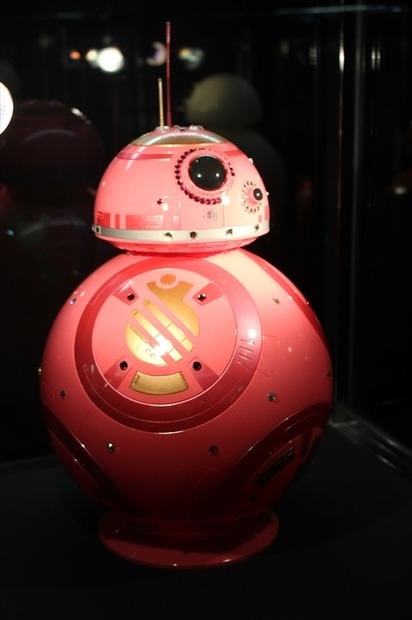 「スター・ウォーズの世界」　等身大BB-8も、個性あふれるプロジェクトが並ぶ展覧会