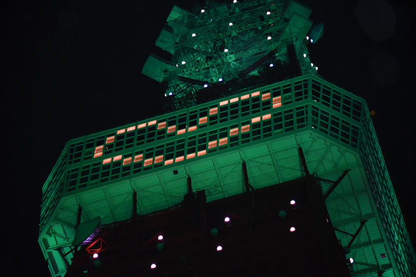 クリスマスツリーをイメージしてライトアップされた東京タワー【写真：竹内みちまろ】