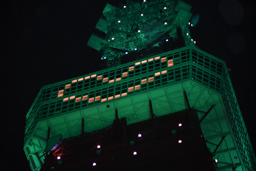 クリスマスツリーをイメージしてライトアップされた東京タワー【写真：竹内みちまろ】