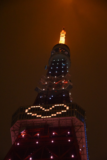 クリスマスツリーをイメージしてライトアップされた東京タワー【写真：竹内みちまろ】