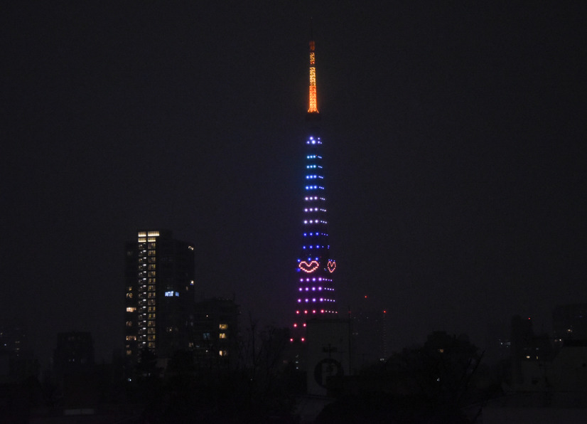 クリスマスツリーをイメージしてライトアップされた東京タワー【写真：竹内みちまろ】