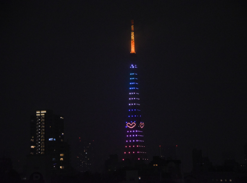 クリスマスツリーをイメージしてライトアップされた東京タワー【写真：竹内みちまろ】