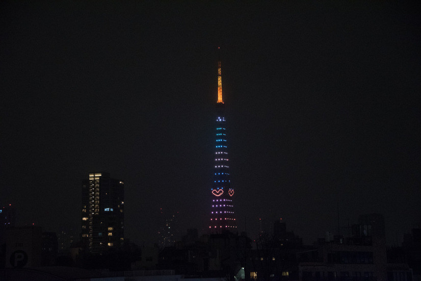 クリスマスツリーをイメージしてライトアップされた東京タワー【写真：竹内みちまろ】