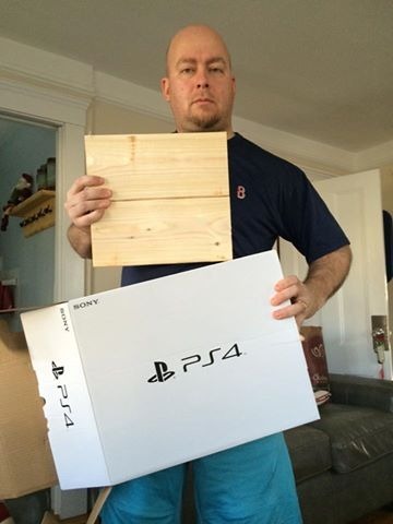 少年に訪れた悲劇…クリスマスプレゼントのPS4、箱の中身は「落書きされた木片」