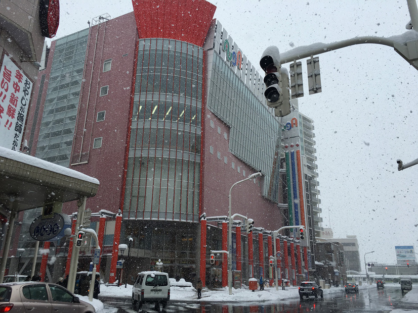 青森駅ロータリー（写真右奥）からすぐのところにある商業施設「アウガ」。この地下に巨大な市場がある。