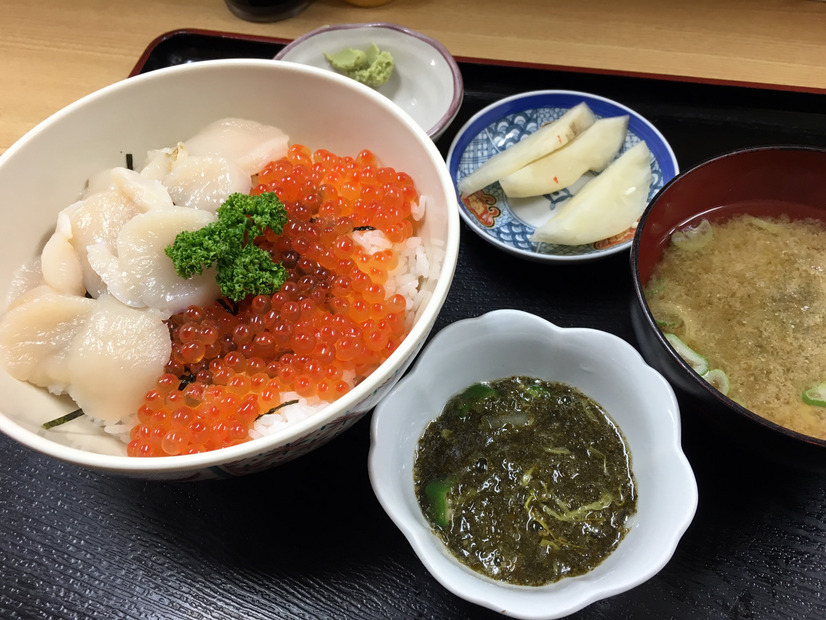 「市場食堂」はウニを入れた三色丼が名物のようだが、ウニを外したイクラ・ホタテ丼を作ってもらった
