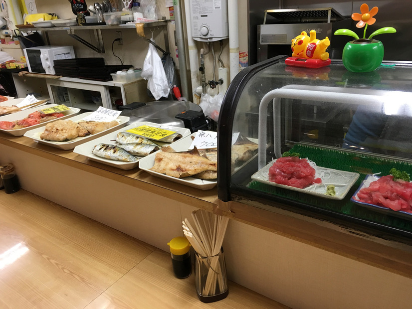 「市場食堂」のカウンターには各種お惣菜が