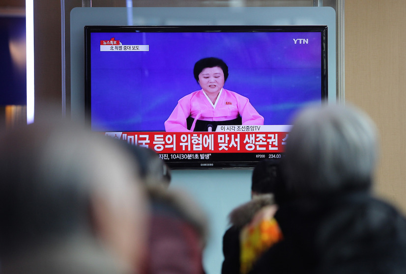 韓国・ソウル駅で、北朝鮮が水爆実験を行ったというテレビ報道を観ている韓国の人々（c）Getty Images