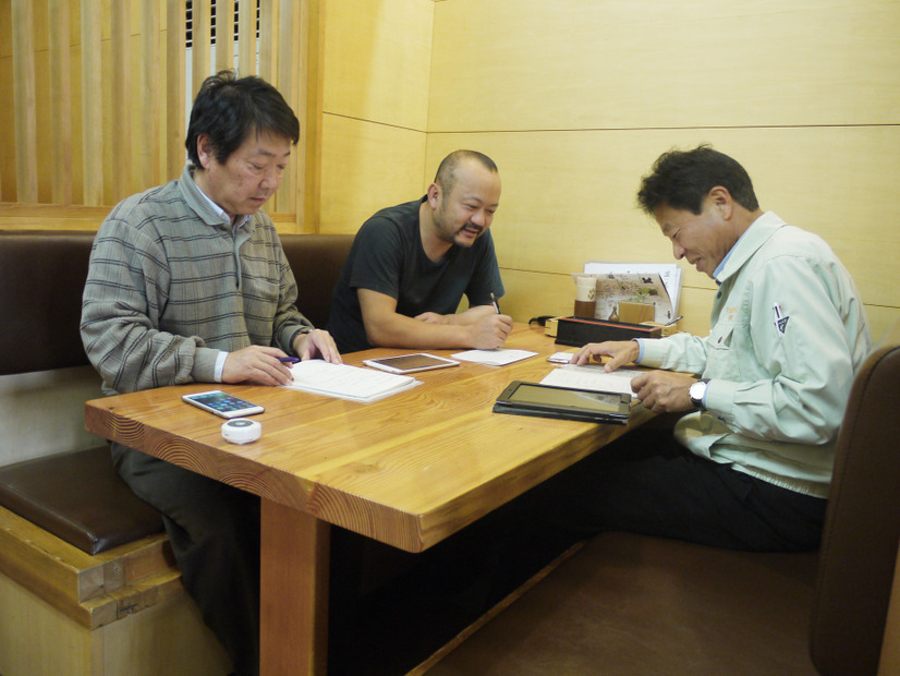 左からシナノ企画の成田氏、太田氏、ものづくり支援センターしもすわの中野氏