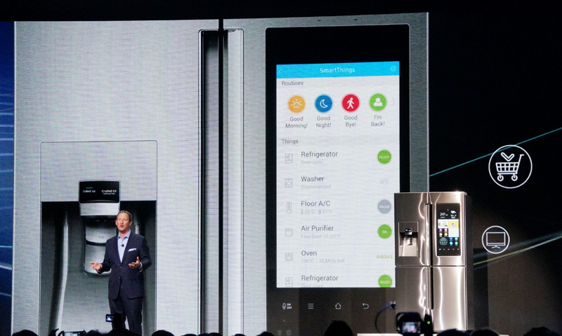 サムスンが「CES 2016」で発表した、本体にディスプレイを搭載したスマート冷蔵庫「Family Hub」