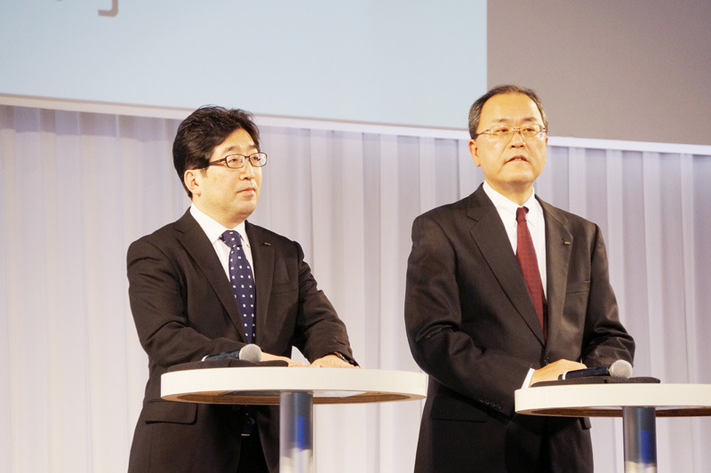 質疑応答に応えたKDDIの商品・CS統括本部プロダクト企画本部長 小林昌宏氏（左）