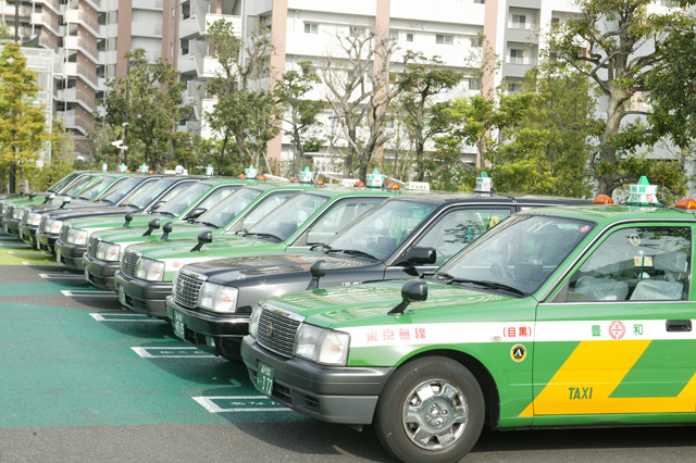 駐車場には、タクシーがずらりと並ぶユニークな光景も