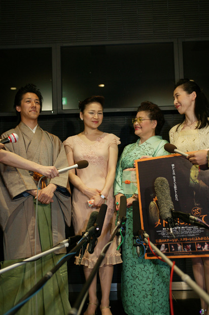 イベント終了後の囲み取材には、母・和泉節子のほか、姉の三宅藤九郎、淳子も登場した