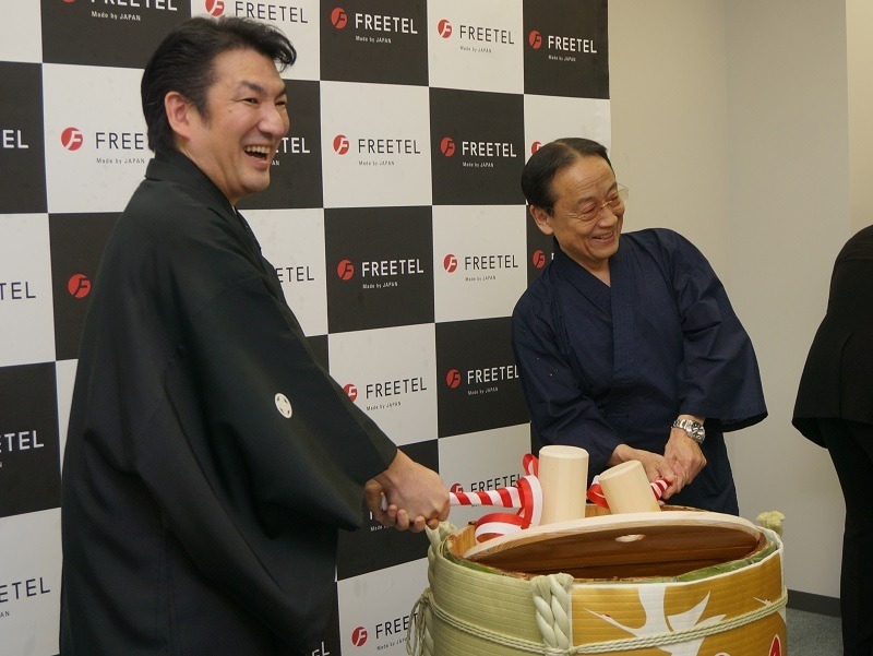 年初のイベントとして鏡開きが行われた。増田氏とプロダクト部執行役員の佐々木氏