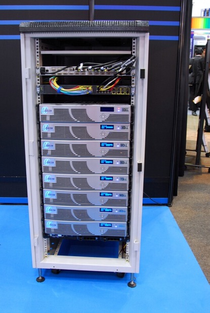 Isilon IQを8台納めたラック。上のスイッチに各クラスタストレージを接続する