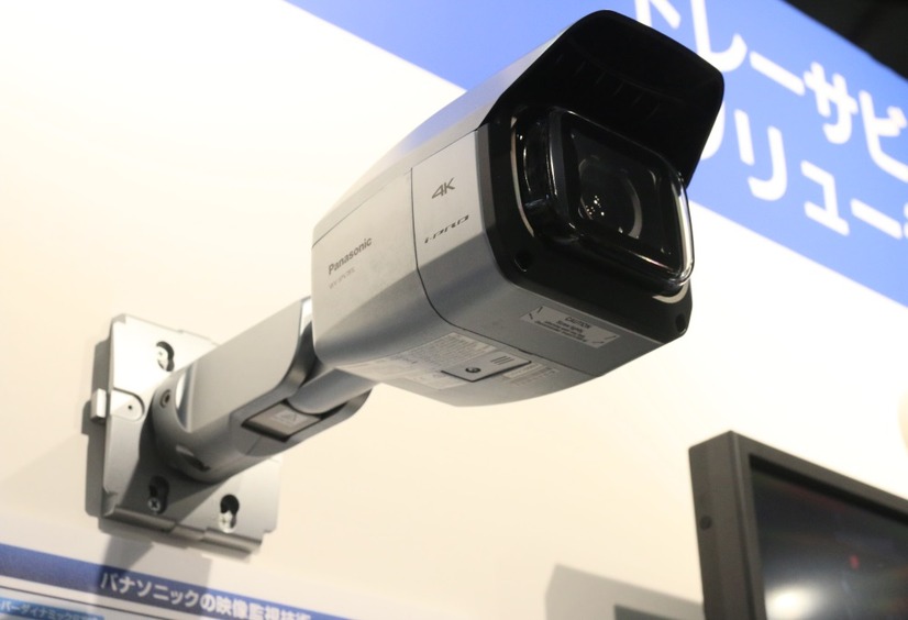 4K屋外対応ネットワークカメラ「WV-SPV781LJ」は超広角4倍ズームレンズを搭載し、4K解像度でH.264 30fpsのストリーミングを可能としている（撮影：防犯システム取材班）