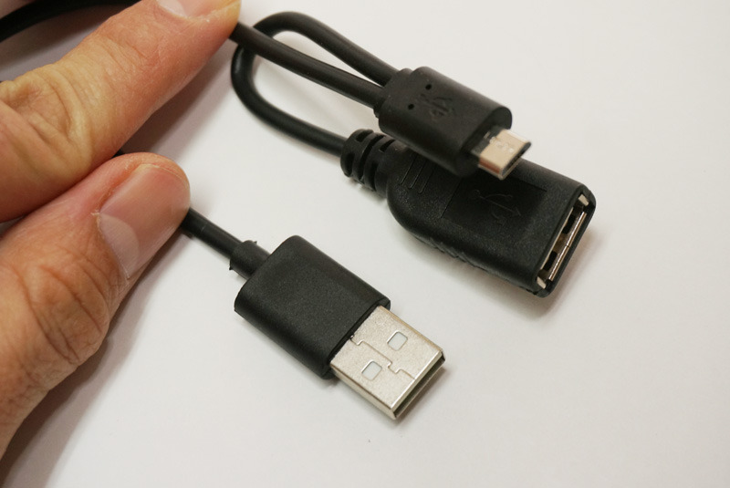 microUSBをアダプター本体に装着して本体を給電。USB-Aメス端子にUSBキーボードやマウスをつなげる