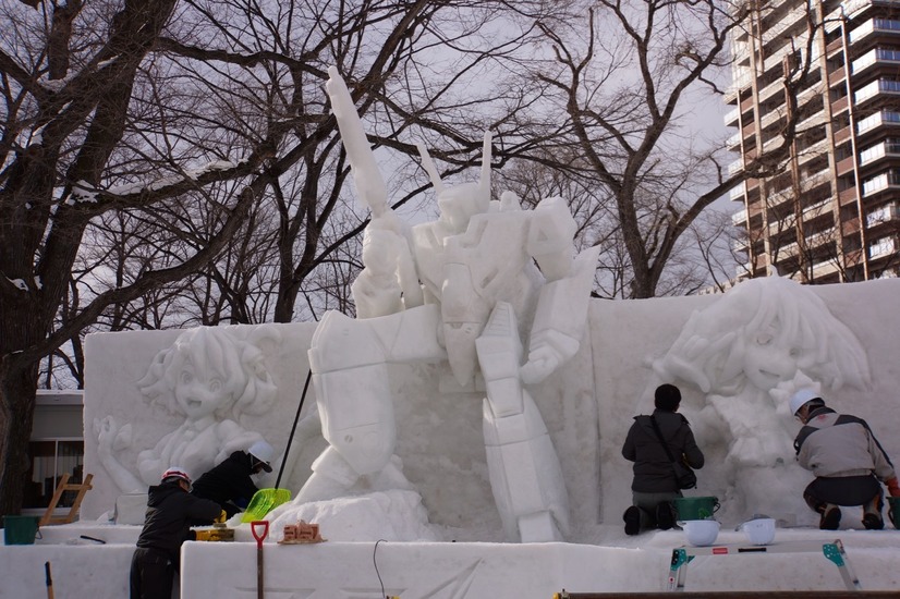 マクロス雪像も作成中（４日撮影）