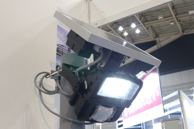 オプテックスのブースに展示されていたセンサ調光型ソーラーLED照明「LC-1000SC90DCSOL（BL）」（撮影：防犯システム取材班）