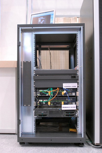 デモに使われたシステム、ラック下段に制御用のサーバ（PRIMERGY RX300）が、その上にバーチャリゼーションスイッチ「ETERNUS VS900」が2台設置されている