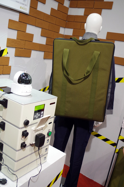 専用リュックなどを使用してユニットごとに持ち運ぶことが可能。停電エリアに持ち運んで非常用電源として使ったり、電源工事ができない場所での常用電源として利用できる（撮影：防犯システム取材班）