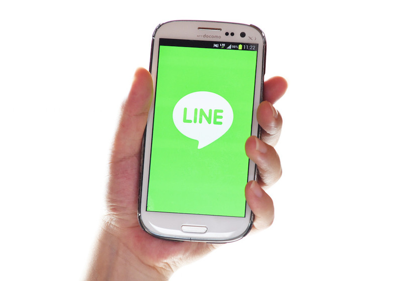 「ユーザーが企業から情報を取得する方法」として、LINEなどSNSの活用が進んでいる (C)Getty Images