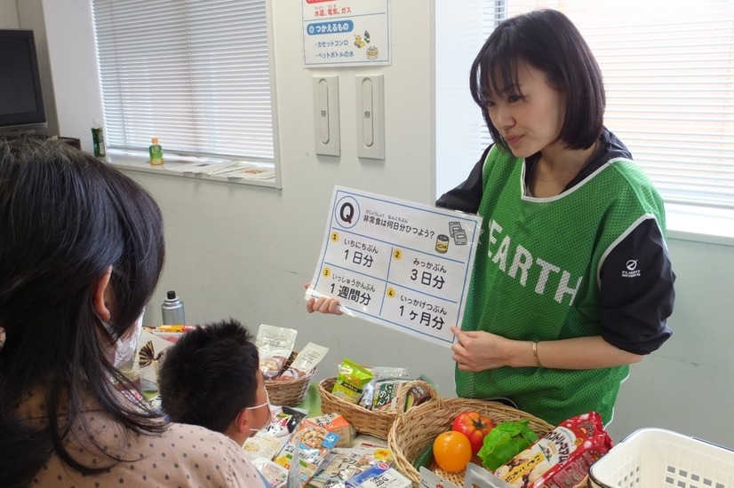 家庭の冷蔵庫内の食材を活用して、災害後7日間を乗り切るためのレシピや、あると便利なキッチングッズや備蓄方法のコツを紹介するサバイバルキッチンの様子（画像はプレスリリースより）