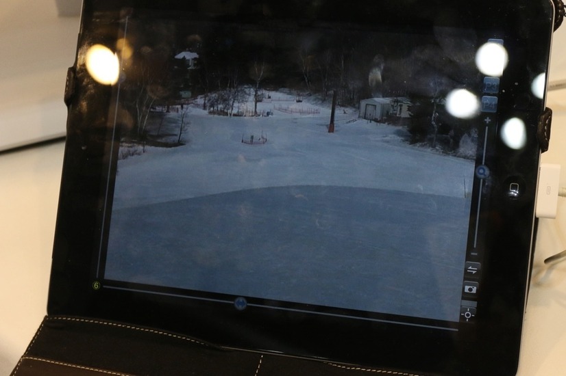 スキー場に設置したネットワークカメラがとらえた映像。例えばスキー場近くの旅館やホテルが同システムを導入すれば、宿泊客に対して天候への助言や注意をうながすことができる（撮影：防犯システム取材班）