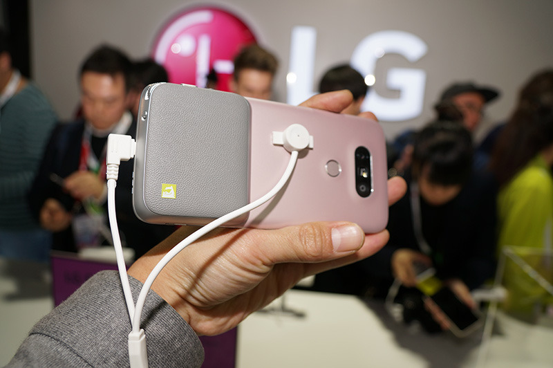 背面に大容量バッテリーパック「LG CAM Plus」を装着したところ