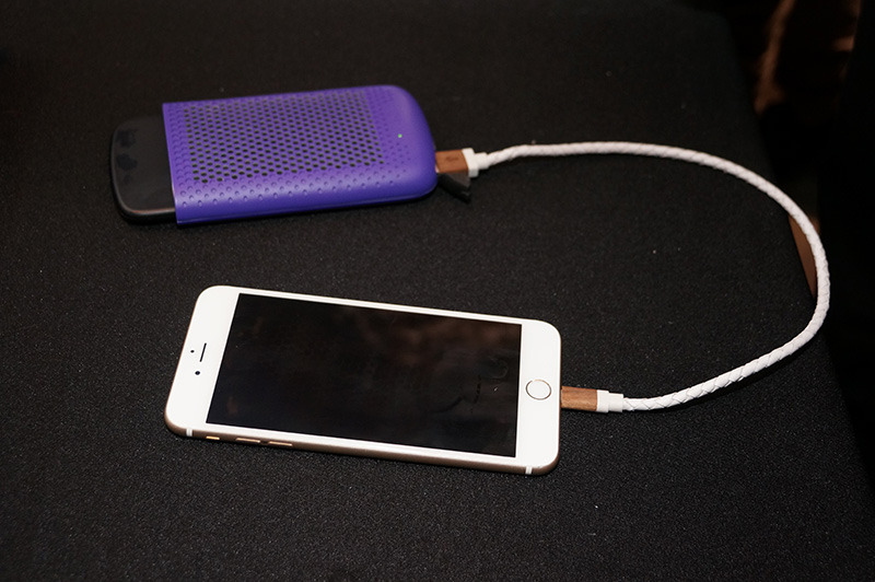 ベースにはUSB-A端子が付いていて、ケーブルでスマートフォンを充電する