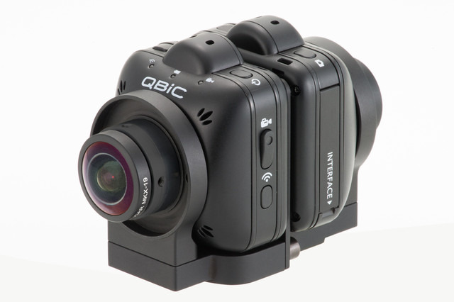 「QBiC CS-1 RIG KIT」は「QBiC CS-1」2台とリグのセット。画像は「iZugar MKX-19」装着時。2台で360度全天球パノラマ動画の撮影が可能だ（画像はプレスリリースより）