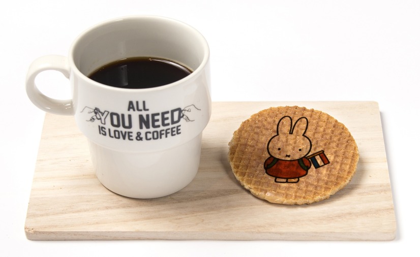 「HOT コーヒー～ミッフィーのプリント入りストロープワッフル付き」
