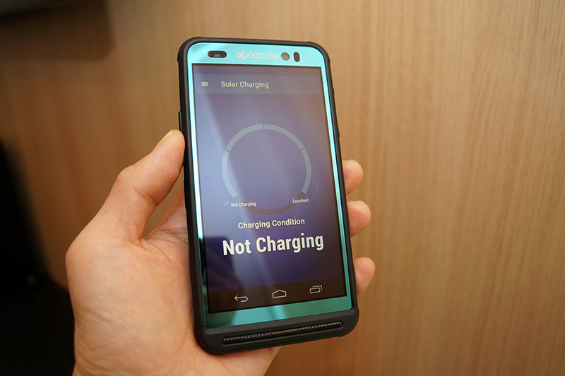 MWC 2016で発表したソーラー充電機能を搭載する高耐久スマホの試作機