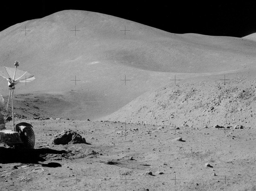 アポロ15号飛行士が撮影した画像。解像度の違いはあるものの左の画像の地形は、実際の撮影画像をほぼ忠実に再現している