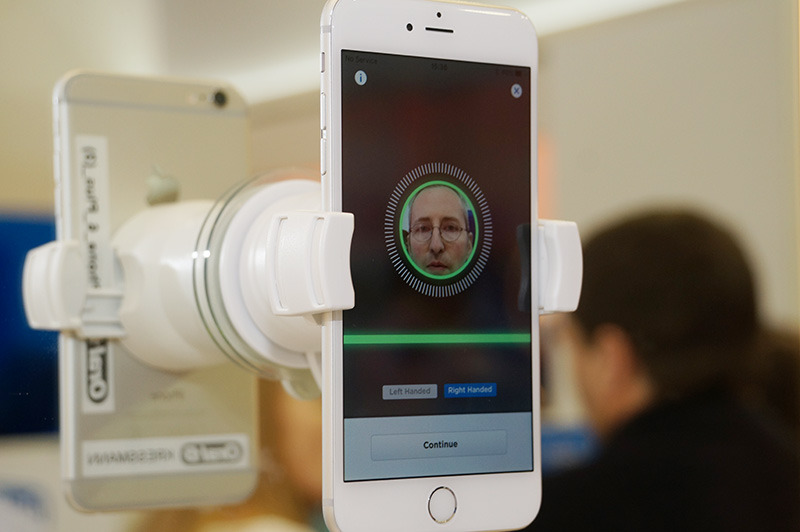 スマホのカメラで顔の位置を正確に記録して、その情報を元に歯ブラシの位置をトラッキングしていく